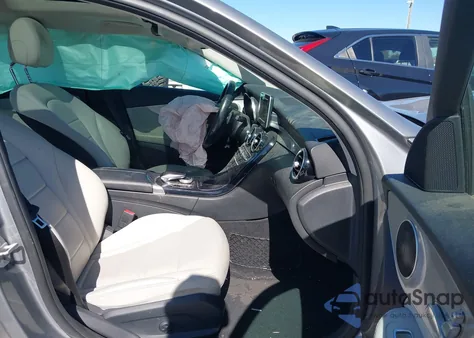 2015 Mercedes-Benz C 300 из США, поврежденный, VIN 55SWF4JBXFU095675